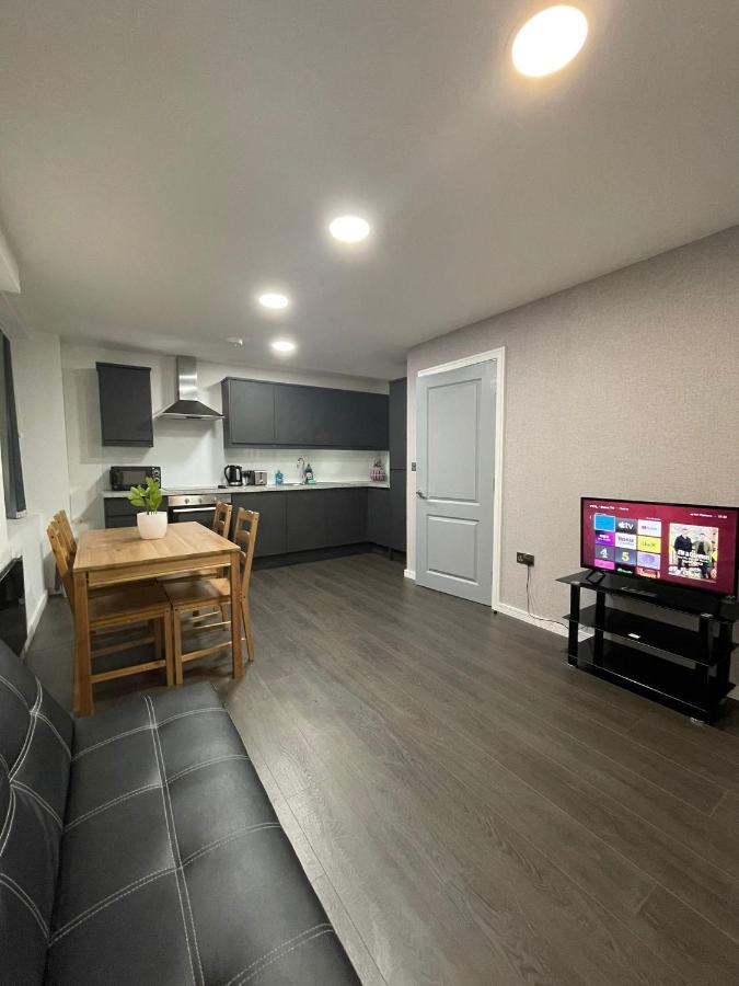 Charming Modern Apartment Near London Heathrow Feltham 외부 사진