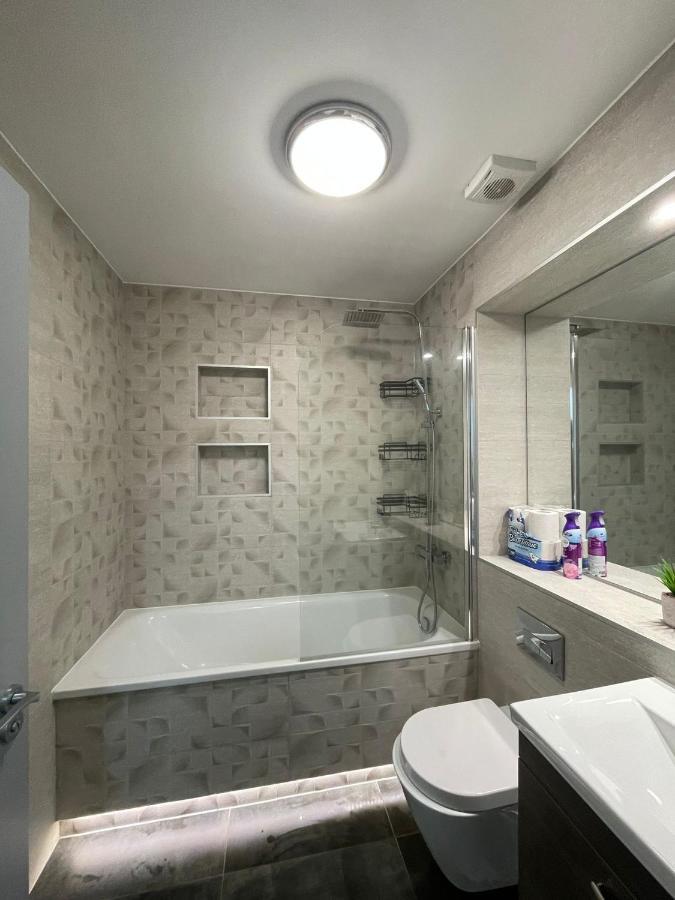 Charming Modern Apartment Near London Heathrow Feltham 외부 사진