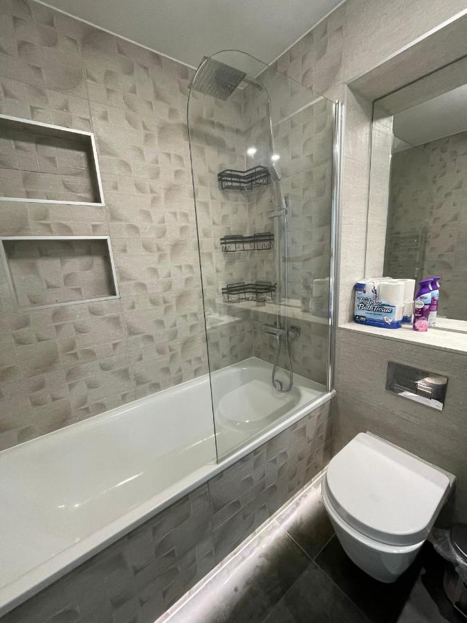 Charming Modern Apartment Near London Heathrow Feltham 외부 사진
