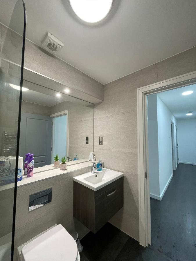 Charming Modern Apartment Near London Heathrow Feltham 외부 사진